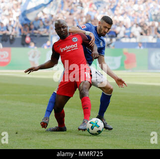 Sport, Fußball, Bundesliga, 2017/2018, FC Schalke 04 vs Eintracht Frankfurt 1:0, Veltins Arena Gelsenkirchen, Szene des Spiels, Jetro Willems (Frankfurt) links und Daniel Caligiuri (S04) Stockfoto