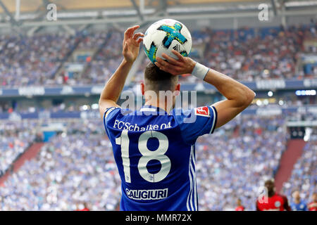 Sport, Fußball, Bundesliga, 2017/2018, FC Schalke 04 vs Eintracht Frankfurt 1:0, Veltins Arena Gelsenkirchen, Szene des Spiels, Daniel Caligiuri (S04) an werfen - im Rückspiegel Stockfoto