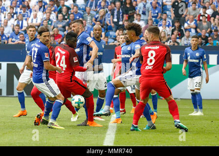 Sport, Fußball, Bundesliga, 2017/2018, FC Schalke 04 vs Eintracht Frankfurt 1:0, Veltins Arena Gelsenkirchen, Szene des Spiels, v.l.n.r. Leon Goretzka (S04), Benjamin Stambouli (S04), Carlos Salcedo (SGE) abgedeckt, Danny da Costa (SGE), Daniel Caligiuri (S04), Naldo (S04), Ante Rebic (SGE), Abdul Rahma Baba (S04), Thilo Kehrer (S04), Guido Burgstaller (S04), Luka Jovic (SGE), Amin Harit (S04) Stockfoto