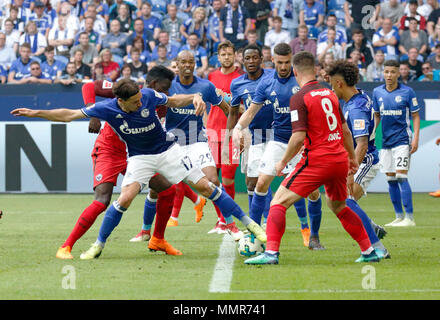 Sport, Fußball, Bundesliga, 2017/2018, FC Schalke 04 vs Eintracht Frankfurt 1:0, Veltins Arena Gelsenkirchen, Szene des Spiels, v.l.n.r. Benjamin Stambouli (S04), Danny da Costa (SGE), Naldo (S04), Marco Russ (SGE), Abdul Rahma Baba (S04), Daniel Caligiuri (S04), Luka Jovic (SGE), Thilo Kehrer (S04), Amin Harit (S04) Stockfoto