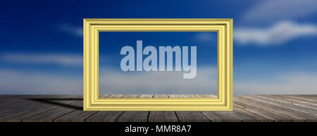Rahmen golden isoliert auf Unscharf blaue Himmel und die Holzterrasse Hintergrund mit Kopie Raum für Text, 3D-Darstellung Stockfoto