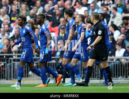 Von Leicester City Jamie Vardy feiert ersten Ziel seiner Seite des Spiels mit Mannschaftskameraden zählen während der Premier League Match im Wembley Stadion, London. Stockfoto