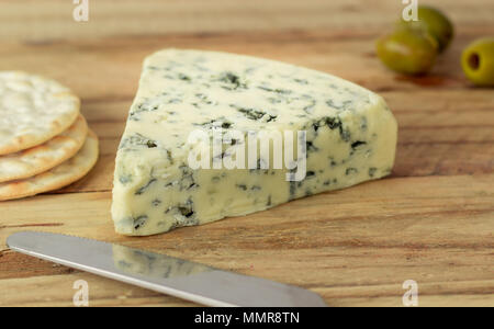 Blau geäderten Käse auf Holzbrett Stockfoto