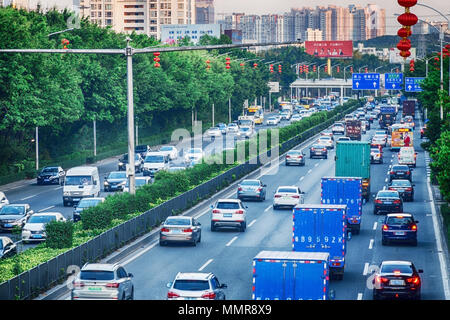 China, Shenzhen, 2018-03-09: Tag Verkehr, Peak Hour in der grossen Stadt, Marmelade aus vielen Autos auf unterteilt Autobahn Straße, geschäftigen Stadt Straße, Ansicht von oben. Stockfoto