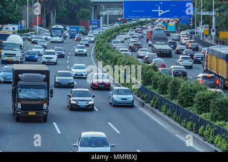 Grauer tag Stau, viele Autos auf unterteilt Autobahn Straße in einer geschäftigen Stadt. Urban Blick von oben, die Verunreinigung der Luft durch benzpyrene. Stockfoto