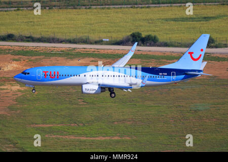 Mallorca, Spanien Mai 18 2018: Boeing 737 von TUI Landung auf der schönen Insel in Spanien Stockfoto