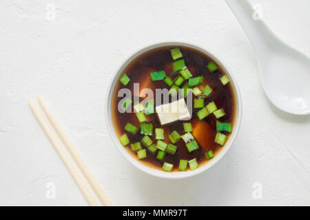 Japanische Miso Suppe in Keramik Schüssel auf weißem Hintergrund, kopieren. Asiatische Miso Suppe mit Tofu. Stockfoto