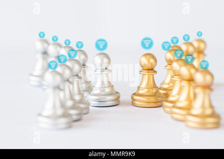 Anschluss und Netzwerk Konzept, Gold und Grau und Silber Schach als Menschen begegnen und connet zusammen auf weißem Hintergrund Stockfoto