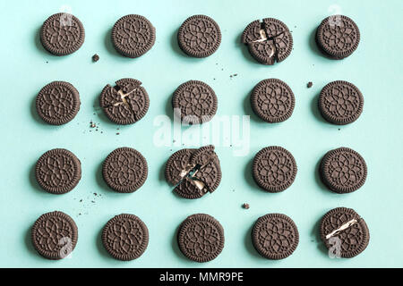 Oreo (Schokolade und Sahne) Cookies auf Blau pastell Hintergrund, Ansicht von oben. Stockfoto