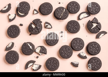 Oreo (Schokolade und Sahne) Cookies auf Rosa pastell Hintergrund, Ansicht von oben. Stockfoto