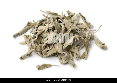 Haufen getrockneter White horehound auf weißem Hintergrund Stockfoto