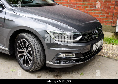 Heilige Hand, Russland - 24. Juni 2017: Volkswagen Passat von grauer Farbe. Business Limousine in der Nähe eines Gebäudes auf der Straße geparkt. Stockfoto