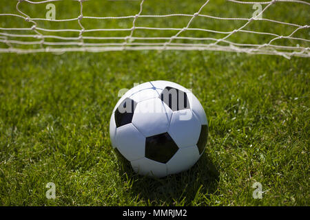 Einen schwarz-weißen Fußball in der Mitte des Net Stockfoto