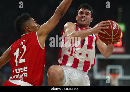 Bamberg, Deutschland. 12. Mai 2018. 12. Mai 2018, Deutschland, Bamberg: Basketball, Bundesliga, Brose Bamberg vs Telekom Baskets Bonn. Die Bamberger Maodo Lo und die Bonner Anthony Dileo (r). Credit: Daniel Karmann/dpa/Alamy leben Nachrichten Stockfoto