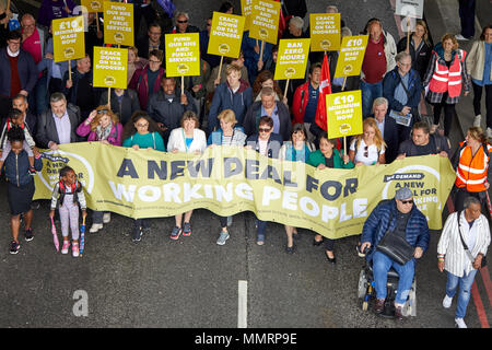 London, Großbritannien. 12. Mai 2018. Marchers zu Beginn des TUC März und Kundgebung in London, 12. Mai 2018 einschliesslich Frances O'Grady (Mitte) und John McDonnell (rechts). Credit: Kevin Frost-/Alamy leben Nachrichten Stockfoto