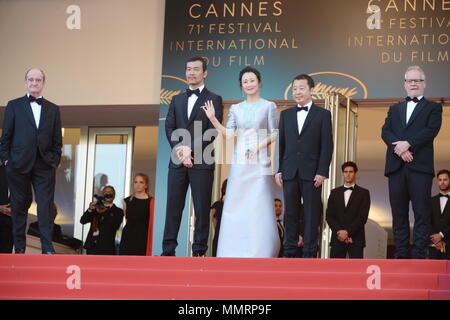 Cannes, Frankreich. 11. Mai, 2018. CANNES, Frankreich - 11. Mai: Akteure Ventilator Liao, Zhao Tao und Direktor Zhangke Jia an der Vorführung von 'Ash ist die reinste Weiß (Jiang Hu Er Nv)' während der 71st jährlichen Filmfestspiele von Cannes im Palais des Festivals am 11. Mai 2018 in Cannes, Frankreich. Credit: Frederick Injimbert/ZUMA Draht/Alamy leben Nachrichten Stockfoto