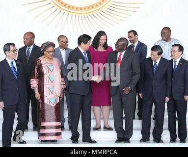 Addis Abeba, Äthiopien. 11. Mai, 2018. Li Zhanshu (3.L, vorne), Vorsitzender des Ständigen Ausschusses des Chinesischen Nationalen Volkskongresses (NVK), trifft sich mit Thomas Kwesi Quartey (3. R, vorne), dem stellvertretenden Vorsitzenden der Afrikanischen Union (AU) Kommission, bei seinem Besuch in der AU in Addis Abeba, Äthiopien, 11. Mai 2018. Credit: Liu Weibing/Xinhua/Alamy leben Nachrichten Stockfoto