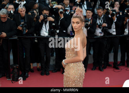 Mai 12, 2018 - Cannes, Frankreich: Hailey Baldwin besucht die "Mädchen der Sonne' Premiere während der 71St Cannes Film Festival. Credit: Idealink Fotografie/Alamy leben Nachrichten Stockfoto