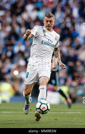 Santiago Bernabeu, Madrid, Spanien. 12. Mai 2018. Liga Fußball, Real Madrid gegen Celta Vigo; Toni Kroos (Real Madrid) steuert die Kugel Credit: Aktion plus Sport/Alamy leben Nachrichten Stockfoto