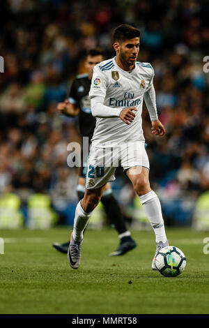 Santiago Bernabeu, Madrid, Spanien. 12. Mai 2018. Liga Fußball, Real Madrid gegen Celta Vigo; Marco Asensio (Real Madrid) steuert die Kugel Credit: Aktion plus Sport/Alamy leben Nachrichten Stockfoto