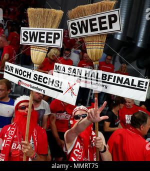 Bamberg, Deutschland. 12. Mai 2018. 12. Mai 2018, Deutschland, Bamberg: Basketball, Bundesliga, Brose Bamberg vs Telekom Baskets Bonn. Die Bamberger Fans feiern. Credit: Daniel Karmann/dpa/Alamy leben Nachrichten Stockfoto