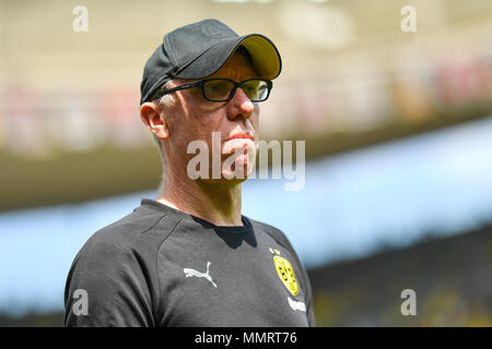 12. Mai 2018, Deutschland, Sinsheim: Fussball, Bundesliga, TSG 1899 Hoffenheim gegen Borussia Dortmund in der Rhein-Neckar-Arena. Der Dortmunder Trainer Peter Stoeger. Foto: Uwe Anspach/dpa - WICHTIGER HINWEIS: Aufgrund der Deutschen Fußball Liga (DFL) · s Akkreditierungsregeln, Veröffentlichung und Weiterverbreitung im Internet und in online Medien ist während des Spiels zu 15 Bildern pro Spiel beschränkt Stockfoto