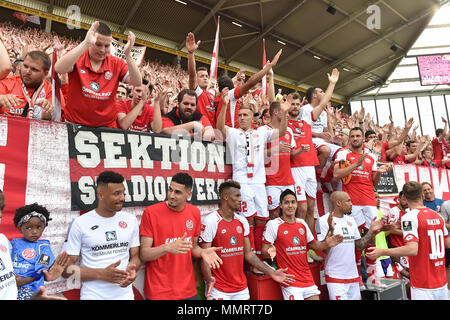 12. Mai 2018, Deutschland, Mainz: Fußball: Bundesliga, FSV Mainz 05 vs Werder Bremen, in der Opel Arena. Der Mainzer Spieler feiern mit den Fans. Foto: Torsten Silz/dpa - WICHTIGER HINWEIS: Aufgrund der Deutschen Fußball Liga (DFL) · s Akkreditierungsregeln, Veröffentlichung und Weiterverbreitung im Internet und in online Medien ist während des Spiels zu 15 Bildern pro Spiel beschränkt Stockfoto