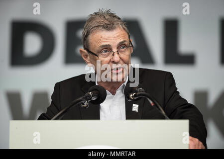 London, Großbritannien. 12. Mai 2018. Dave Prentis, Generalsekretär von Unison, spricht von einer Masse von Tausenden von Gewerkschaftern während einer TUC-Rallye im Hyde Park zum Thema "ein neues Abkommen für die arbeitenden Menschen", gegen die Sparpolitik der Regierung und der Ungerechtigkeit. Credit: Guy Corbishley/Alamy leben Nachrichten Stockfoto