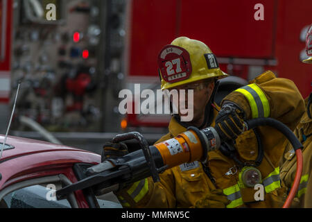 Los Angeles, Kalifornien, USA, 12. Mai 2018 eine Los Angeles City Feuerwehrmann mit einem Rescue Tool. Stockfoto