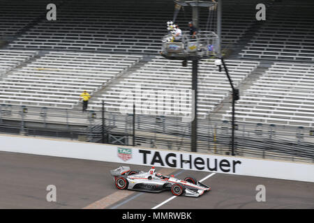 Indianapolis, Indiana, USA. 12. Mai 2018. Wird die Stromversorgung (12) von Australien die Ziellinie die IndyCar Grand Prix in Indianapolis Motor Speedway Straße Kurs in Indianapolis, Indiana, zu gewinnen. Quelle: Chris Owens Asp Inc/ASP/ZUMA Draht/Alamy leben Nachrichten Stockfoto