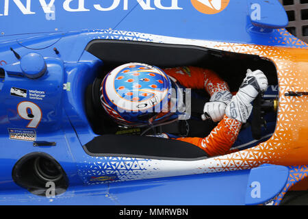 Indianapolis, Indiana, USA. 12. Mai 2018. SCOTT DIXON (9) Neuseeland Laufwerke auf dem Podium nach dem IndyCar Grand Prix in Indianapolis Motor Speedway Straße Kurs in Indianapolis, Indiana. Quelle: Chris Owens Asp Inc/ASP/ZUMA Draht/Alamy leben Nachrichten Stockfoto