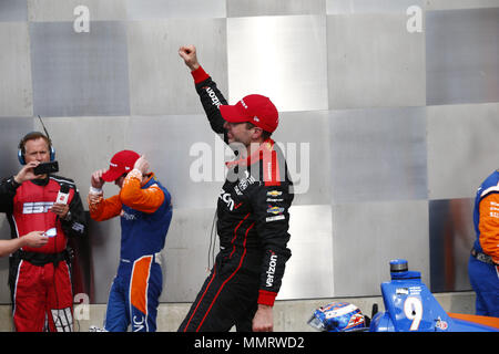 Indianapolis, Indiana, USA. 12. Mai 2018. Wird die Stromversorgung (12) von Australien, feiert nach dem Gewinn der IndyCar Grand Prix in Indianapolis Motor Speedway Straße Kurs in Indianapolis, Indiana. Credit: Justin R. Noe Asp Inc/ASP/ZUMA Draht/Alamy leben Nachrichten Stockfoto