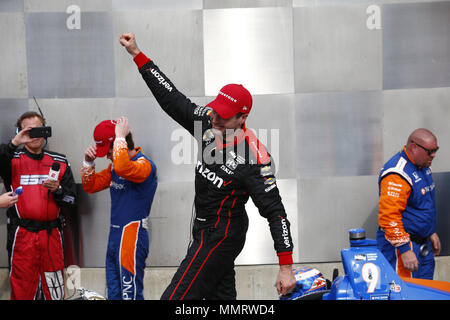 Indianapolis, Indiana, USA. 12. Mai 2018. Wird die Stromversorgung (12) von Australien, feiert nach dem Gewinn der IndyCar Grand Prix in Indianapolis Motor Speedway Straße Kurs in Indianapolis, Indiana. Credit: Justin R. Noe Asp Inc/ASP/ZUMA Draht/Alamy leben Nachrichten Stockfoto