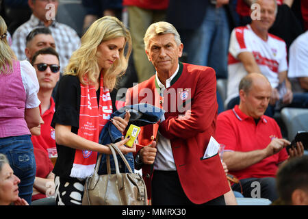 Klaus Augenthaler (ex-Fußball pro) mit Partner Sandra. Fußball 1. 1. Fussballbundesliga, 34. Spieltag, Spieltag 34, Bayern München (M) - VFB Stuttgart (S) 1-4, am 12. Mai 1818 in München/Deutschland, ALLIANZAREN A. Deutscher Meister, Deutsche Meisterschaft, | Verwendung der weltweiten Kredit: dpa Picture alliance/Alamy leben Nachrichten Stockfoto
