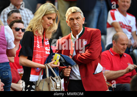 Klaus Augenthaler (ex-Fußball pro) mit Partner Sandra. Fußball 1. 1. Fussballbundesliga, 34. Spieltag, Spieltag 34, Bayern München (M) - VFB Stuttgart (S) 1-4, am 12. Mai 1818 in München/Deutschland, ALLIANZAREN A. Deutscher Meister, Deutsche Meisterschaft, | Verwendung der weltweiten Kredit: dpa Picture alliance/Alamy leben Nachrichten Stockfoto