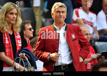 Klaus Augenthaler (ex-Fußball pro) mit Partner Sandra. Fußball 1. 1. Fussballbundesliga, 34. Spieltag, Spieltag 34, Bayern München (M) - VFB Stuttgart (S) 1-4, am 12. Mai 1818 in München/Deutschland, ALLIANZAREN A. Deutscher Meister, Deutsche Meisterschaft, | Verwendung der weltweiten Kredit: dpa Picture alliance/Alamy leben Nachrichten Stockfoto