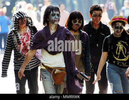 Tokio, Japan. 12. Mai 2018. Die Teilnehmer nehmen an einem 'Zombie walk" auf der Tokyo Yoyogi Park am Samstag, 12. Mai 2018. Zombie Maniacs strömten zu den Park für eine jährliche Zusammenkunft, Dressing in blutigen Kostüme mit Grizzly Make-up Gore. Credit: Yoshio Tsunoda/LBA/Alamy leben Nachrichten Stockfoto