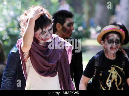 Tokio, Japan. 12. Mai 2018. Die Teilnehmer nehmen an einem 'Zombie walk" auf der Tokyo Yoyogi Park am Samstag, 12. Mai 2018. Zombie Maniacs strömten zu den Park für eine jährliche Zusammenkunft, Dressing in blutigen Kostüme mit Grizzly Make-up Gore. Credit: Yoshio Tsunoda/LBA/Alamy leben Nachrichten Stockfoto