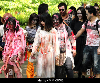 Tokio, Japan. 12. Mai 2018. Die Teilnehmer nehmen an einem 'Zombie walk" auf der Tokyo Yoyogi Park am Samstag, 12. Mai 2018. Zombie Maniacs strömten zu den Park für eine jährliche Zusammenkunft, Dressing in blutigen Kostüme mit Grizzly Make-up Gore. Credit: Yoshio Tsunoda/LBA/Alamy leben Nachrichten Stockfoto