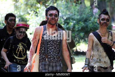 Tokio, Japan. 12. Mai 2018. Die Teilnehmer nehmen an einem 'Zombie walk" auf der Tokyo Yoyogi Park am Samstag, 12. Mai 2018. Zombie Maniacs strömten zu den Park für eine jährliche Zusammenkunft, Dressing in blutigen Kostüme mit Grizzly Make-up Gore. Credit: Yoshio Tsunoda/LBA/Alamy leben Nachrichten Stockfoto