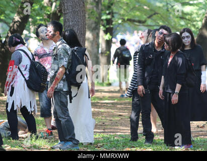 Tokio, Japan. 12. Mai 2018. Die Teilnehmer nehmen an einem 'Zombie walk" auf der Tokyo Yoyogi Park am Samstag, 12. Mai 2018. Zombie Maniacs strömten zu den Park für eine jährliche Zusammenkunft, Dressing in blutigen Kostüme mit Grizzly Make-up Gore. Credit: Yoshio Tsunoda/LBA/Alamy leben Nachrichten Stockfoto