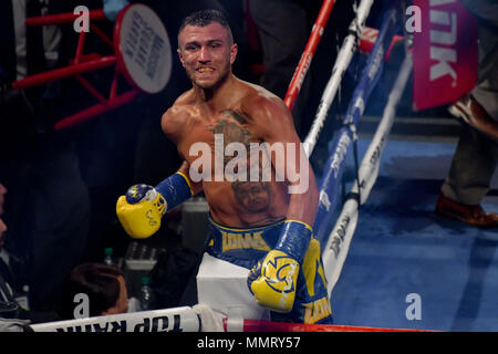 New York, New York, USA. 12. Mai 2018. VASILIY LOMACHENKO (blau und gelb Trunks) feiert nach dem Sieg über JORGE LINARES in einem Wba Lightweight WM-Kampf im Madison Square Garden in New York, New York. Quelle: Joel Plummer/ZUMA Draht/Alamy leben Nachrichten Stockfoto