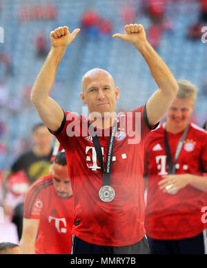 München, Deutschland. 12. Mai 2018. Bayern München Arjen Robben Gesten während der Preisverleihung nach dem Deutschen Bundesligaspiel zwischen Bayern München und VfB Stuttgart, in München, Deutschland, am 12. Mai 2018. Credit: Philippe Ruiz/Xinhua/Alamy leben Nachrichten Stockfoto