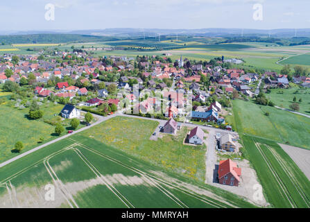 03. Mai 2018, Deutschland, Ottenstein: Give-away Plots und bereits gebaut - auf begabte Grundstücke können auf dem Dorf Grenze gesehen werden. Wer in Ottenstein zu bauen haben noch nichts für das Grundstück zu zahlen. Die lokale Behörde hat seit dem Jahr 2015 versprochen, junge Familien Grundstücke für Sie kostenlos. Die 950 besetzten Dorf will die sinkende Zahl der Bewohner entgegen zu wirken. Foto: Julian Stratenschulte/dpa Stockfoto