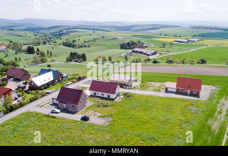 03. Mai 2018, Deutschland, Ottenstein: Give-away Plots und bereits gebaut - auf begabte Grundstücke können auf dem Dorf Grenze gesehen werden. Wer in Ottenstein zu bauen haben noch nichts für das Grundstück zu zahlen. Die lokale Behörde hat seit dem Jahr 2015 versprochen, junge Familien Grundstücke für Sie kostenlos. Die 950 besetzten Dorf will die sinkende Zahl der Bewohner entgegen zu wirken. Foto: Julian Stratenschulte/dpa Stockfoto