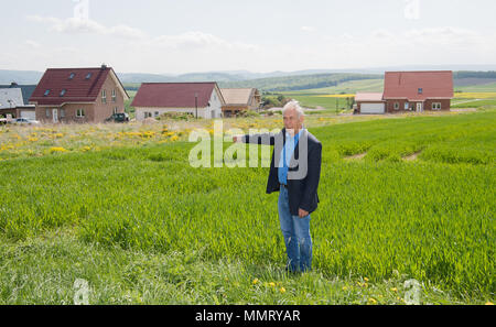 03. Mai 2018, Deutschland, Ottenstein: Bürgermeister Manfred Weiner zu zeigen - give-away Plots und bereits gebaut - auf begabte Grundstücke können auf dem Dorf Grenze gesehen werden. Wer in Ottenstein zu bauen haben noch nichts für das Grundstück zu zahlen. Die lokale Behörde hat seit dem Jahr 2015 versprochen, junge Familien Grundstücke für Sie kostenlos. Die 950 besetzten Dorf will die sinkende Zahl der Bewohner entgegen zu wirken. Foto: Julian Stratenschulte/dpa Stockfoto