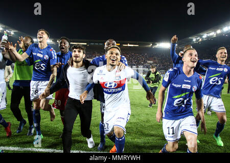 Strasburg, Frankreich. 12. Mai 2018. Lienard Dimitri (11) feiern den Sieg seines Teams während der Französischen L1 Fußballspiel zwischen Straßburg (Rcsa) und Lyon (OL) an der Meinau Stadion. Final Score (Straßburg 3 - 2 Lyon) Credit: SOPA Images Limited/Alamy leben Nachrichten Stockfoto