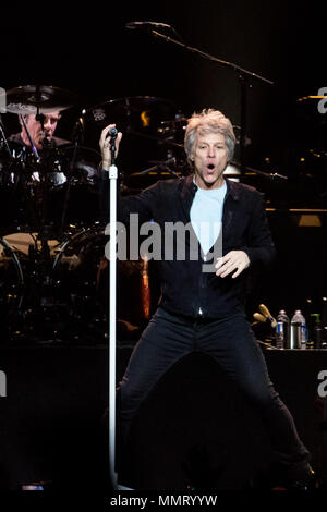 Toronto, Kanada. 12. Mai 2018. Jon Bon Jovi und Schlagzeuger Tico Torres im Air Canada Centre in Toronto durchführen. Credit: Bobby Singh/Alamy Leben Nachrichten. Stockfoto