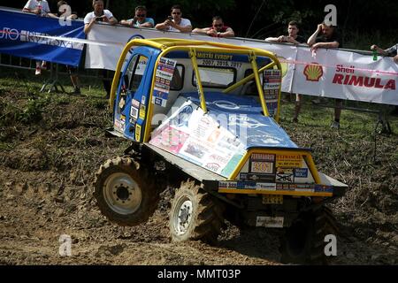 Zagreb, Kroatien. 12. Mai 2018. Racing Team Avia Zukunft konkurriert während der 2-achsigen Rennen von Europa Truck Trial in Rakov Potok Woods in der Nähe von Zagreb, Kroatien, am 12. Mai 2018. Credit: Zarko Basic/Xinhua/Alamy leben Nachrichten Stockfoto