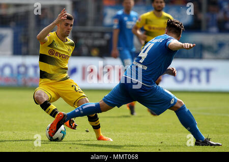 Sinsheim, Deutschland. 12. Mai 2018. Ermin Bicakcic (R) von 1899 Hoffenheim Mias mit Christian Pulisic Dortmund beim Bundesligaspiel zwischen der TSG 1899 Hoffenheim und Borussia Dortmund WIRSOL Rhein-Neckar-Arena in Sinsheim, Deutschland, am 12. Mai 2018. 1899 Hoffenheim gewann 3-1. Quelle: Joachim Bywaletz/Xinhua/Alamy leben Nachrichten Stockfoto